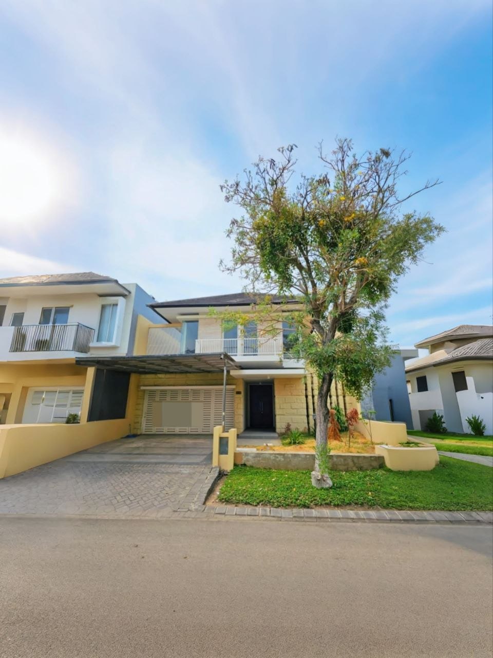 Rumah Royal Residence Cluster De Rosenburg, Hadap Utara, Semi Furnish, Row Jalan 3 Mobil