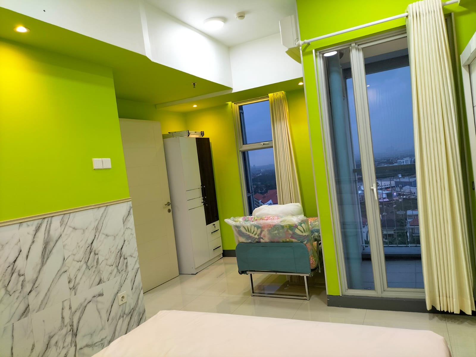 BUYER ONLY !!! DiJual Rugi Apartemen BENSON connect PAKUWON MALL, Furnished, View City, Hadap Selatan-Timur (hook)